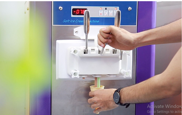 Sử dụng máy làm kem tươi khá đơn giản chỉ cần hứng ly dưới vòi và kéo cần xả